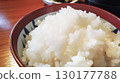 用大量水煮熟的米飯盛在碗中的圖片 130177788