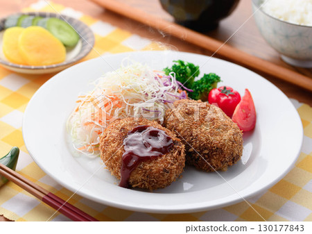 熱騰騰的炸丸子套餐，配上高麗菜絲、米飯、味噌湯和醃菜，這就是日式午餐 130177843