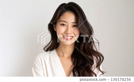 年輕女子的肖像,有著迷人的自然微笑、自然的妝容和閃亮的長髮,散發著美麗和健康的生活方式 年輕女子的肖像,有著迷人的自然微笑、自然的妝容和閃亮的長髮,散發著美麗和健康的生活方式 130178256