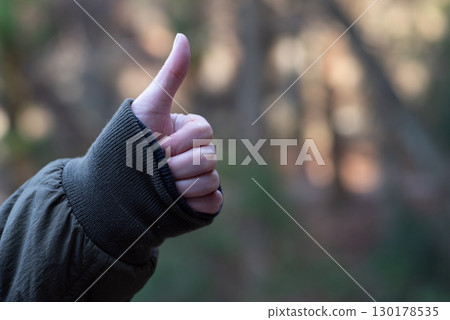 手指姿勢豎起大拇指 130178535
