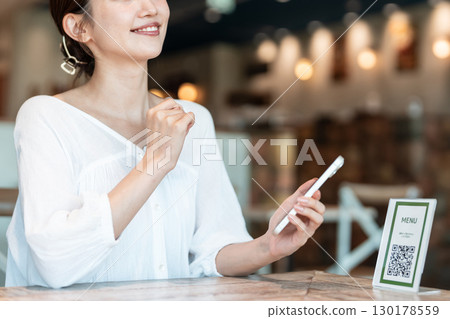 QR code payment, cashless, smartphone QR code payment, cashless, smartphone 130178559