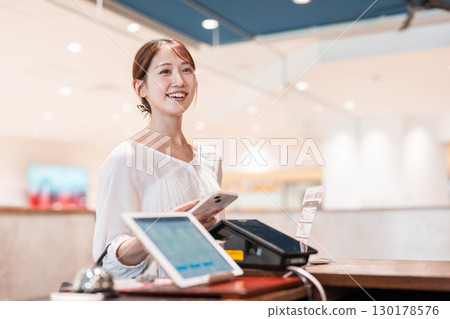 無現金智慧型手機支付的年輕女子 130178576