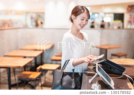 無現金智慧型手機支付的年輕女子 130178582