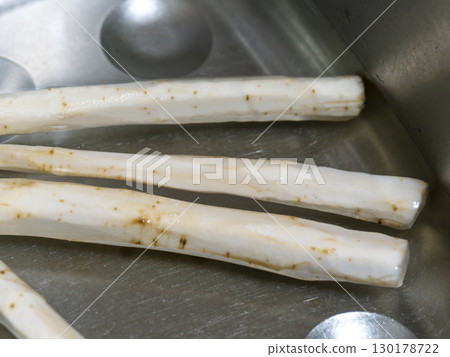 Peeled and soaked burdock root Peeled and soaked burdock root 130178722