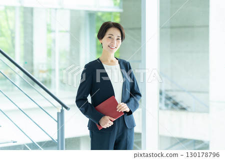 在辦公室工作的女商人 130178796