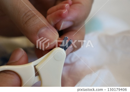 The moment of care when cutting baby's nails 130179406