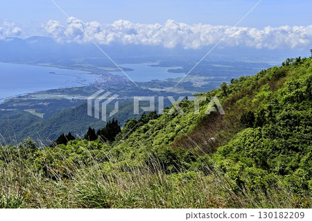 從佐渡島的東田山和輪天山眺望兩津灣和鴨茂湖 130182209