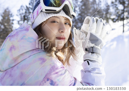 享受雪景的可愛女人 130183330