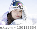 享受雪景的可愛女人 130183334