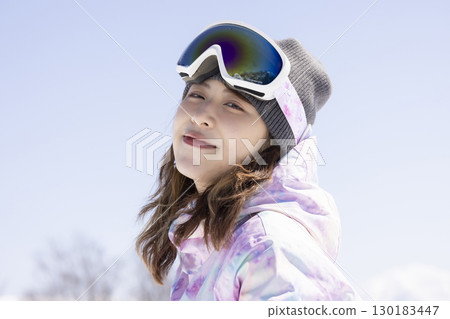欣賞雪山的可愛女人 欣賞雪山的可愛女人 130183447
