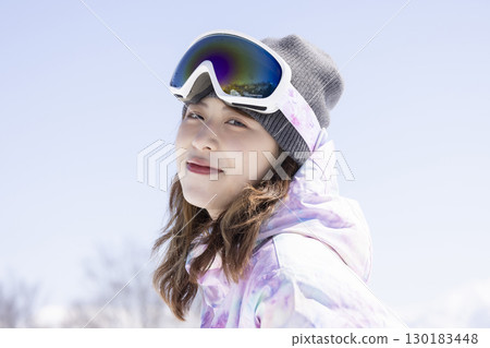 欣賞雪山的可愛女人 130183448