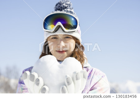 欣賞雪山的可愛女人 130183456