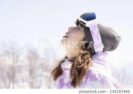 欣賞雪山的可愛女人 130183460