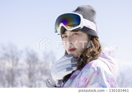 欣賞雪山的可愛女人 130183461