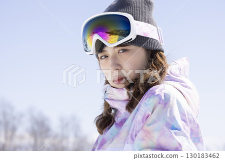 欣賞雪山的可愛女人 130183462