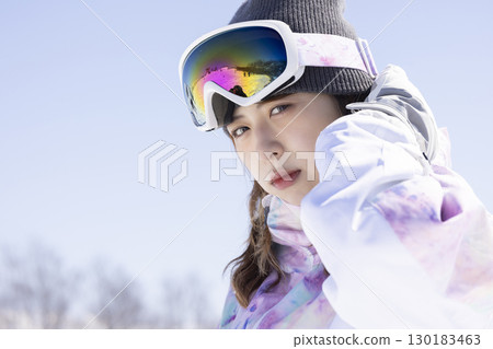 欣賞雪山的可愛女人 130183463