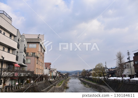 日本岐阜縣高山市:宮川流經市中心,旅遊景點宮川早市設有販售當地特色菜的街邊攤和購物街 日本岐阜縣高山市:宮川流經市中心,旅遊景點宮川早市設有販售當地特色菜的街邊攤和購物街 130184611