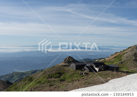 山頂上的山間小屋 山頂上的山間小屋 130184953