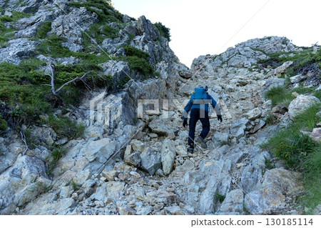 攀登岩石地方的登山人 130185114