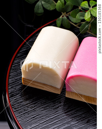 Red and white kamaboko, an essential part of osechi cuisine 130185368