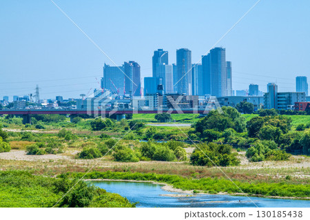 8 月 19 日，日本東京城市景觀…川崎站和武藏小杉站前的多摩川和高層公寓大樓景觀 = 令和 7 130185438