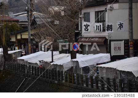 日本岐阜縣高山市 — 宮川早市，一個旅遊景點，有販售當地特色菜的攤位和購物街 — 高山節期間的早晨景色 130185488