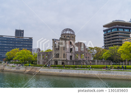 廣島和平紀念公園旁流動的本川風景 廣島和平紀念公園旁流動的本川風景 130185603