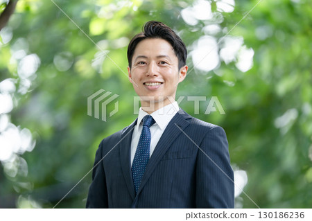 商務男性新鮮綠色肖像 130186236