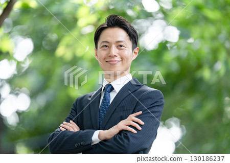 商務男性新鮮綠色肖像 130186237