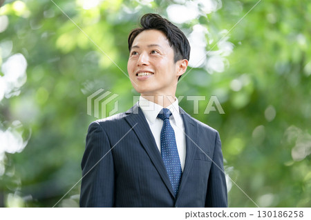 商務男性新鮮綠色肖像 130186258