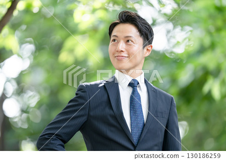 商務男性新鮮綠色肖像 130186259