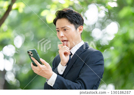 商人，新鮮的綠色植物，智慧型手機，驚訝 130186287