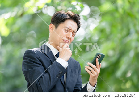 商人，新鮮的綠色植物，智慧型手機，麻煩 130186294
