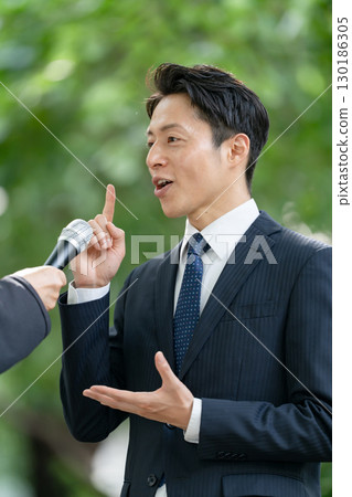 商人新鮮綠色採訪 130186305