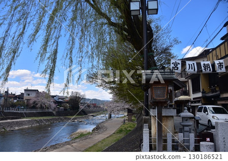 日本岐阜縣高山市 - 流經市中心的宮川和旅遊景點宮川早市 - 盛開的櫻花和美麗的藍天 - 午後 130186521