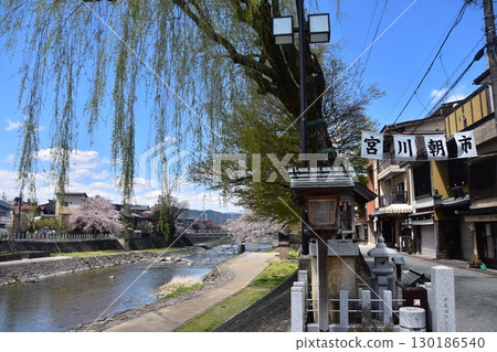 日本岐阜縣高山市 - 流經市中心的宮川和旅遊景點宮川早市 - 盛開的櫻花和美麗的藍天 - 午後 日本岐阜縣高山市 - 流經市中心的宮川和旅遊景點宮川早市 - 盛開的櫻花和美麗的藍天 - 午後 130186540