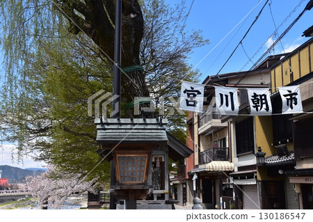 日本岐阜縣高山市 - 流經市中心的宮川和旅遊景點宮川早市 - 盛開的櫻花和美麗的藍天 - 午後 130186547