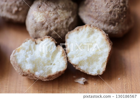 把裹著黑糖的鈴洲城堡蛋糕切成兩半 把裹著黑糖的鈴洲城堡蛋糕切成兩半 130186567