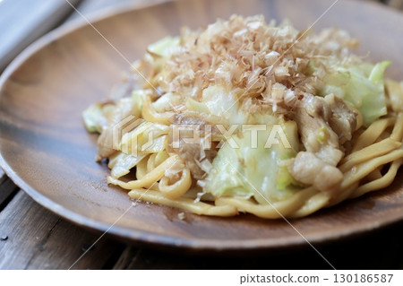 五花肉和高麗菜炒烏龍麵 五花肉和高麗菜炒烏龍麵 130186587