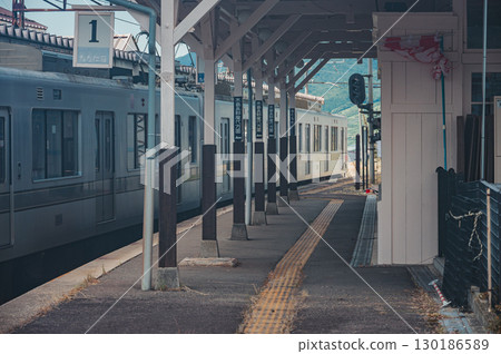 [Gateway to Yudanaka Shibu Onsen] An ennui-filled railway scene [Yudanaka Station] 130186589