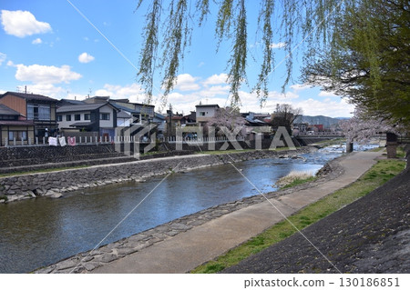 日本岐阜縣高山市：宮川流經市中心和周圍的街道，櫻花盛開，天空蔚藍 130186851