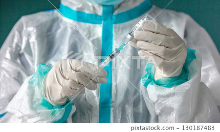 一名醫務工作者面對注射器 130187483