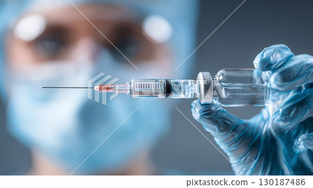 穿著防護衣的醫護人員準備注射器 130187486