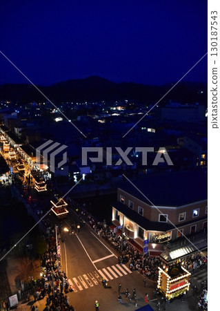 日本岐阜縣高山市：春季高山祭夜祭：日落後遊行的燈籠花車：街道鳥瞰圖 130187543