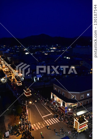 日本岐阜縣高山市：春季高山祭夜祭：日落後遊行的燈籠花車：街道鳥瞰圖 130187544