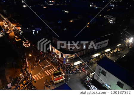 日本岐阜縣高山市：春季高山祭夜祭：日落後遊行的燈籠花車：街道鳥瞰圖 130187552