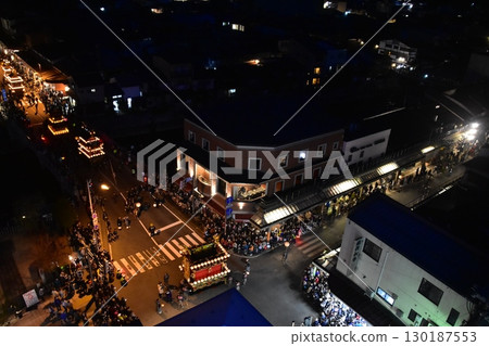 日本岐阜縣高山市：春季高山祭夜祭：日落後遊行的燈籠花車：街道鳥瞰圖 130187553