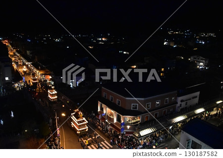 日本岐阜縣高山市：春季高山祭夜祭：日落後遊行的燈籠花車：街道鳥瞰圖 130187582