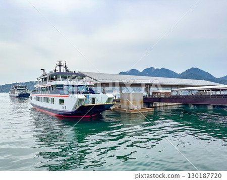日本廣島宮島渡輪碼頭的風景 130187720