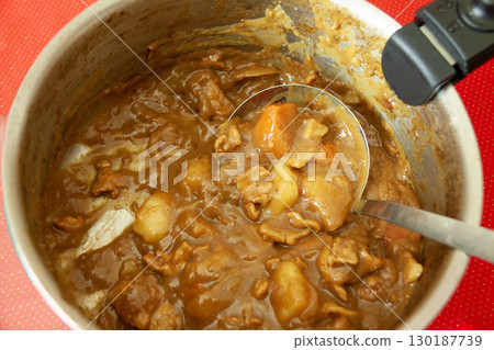 鍋底已經露出來了，咖哩豬肉已經所剩無幾了。 130187739